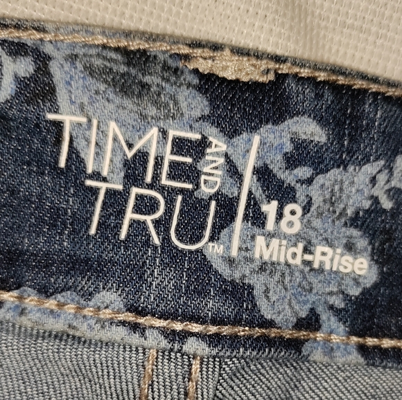 Floral Shorts - Picture 9 of 10